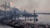 Sebuah perahu hangus tergeletak di tepi laut yang hangus setelah kebakaran hutan yang dipicu oleh angin topan di kejauhan yang menghancurkan kota Lahaina di Maui, Hawaii, AS, 9 Agustus 2023. (Mason Jarvi/Handout via REUTERS)