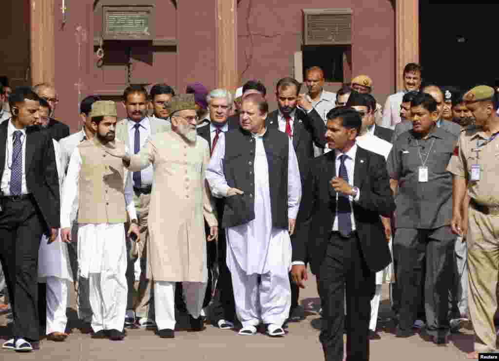 Pakistan's Prime Minister Nawaz Sharif speaks with chief cleric Syed Ahmed Bukhari during his visit to Jama Masjid in the old quarters of New Delhi, May 27, 2014.
