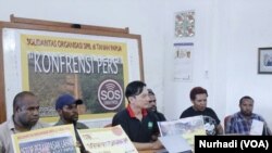 Para aktivis SOS Tanah Papua dalam konferensi pers di Waena, Kota Jayapura, Papua, 13 Juni 2017 (Foto: VOA/Nurhadi)