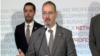 Ambasador SAD Entoni Godfri obraća se novinarima nakon razgovora delegacije Američke privredne komore sa srpskim ministrom za infrastrukturu Tomislavom Momirovićem (levo), u Beogradu, 9. novembra 2021. (Foto: N1, screenshot)