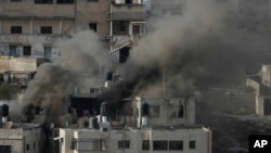Rumah-rumah dilalap api saat tentara Israel menyerbu kota Qabatiya di Tepi Barat utara, 19 September 2024. (Foto: AP)