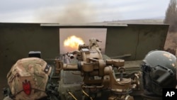 烏克蘭士兵在巴赫穆特附近的前沿陣地想俄軍開火。（2023年3月18日）