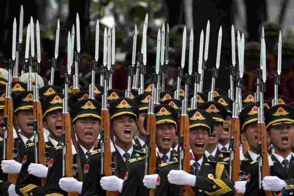Anggota unit penjaga kehormatan China ikut dalam upacara peyambutan bagi Raja Belgia Philippe di Beijing.