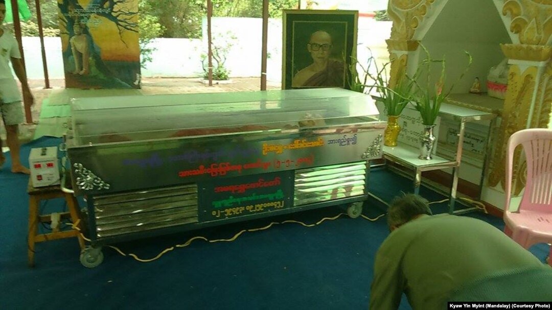 တောင်လေးလုံးဆရာတော်၏ ကျွင်းကျန်ရစ်သော ရုပ်ကလာပ်အား တောင်လေးလုံးကျောင်းတိုက်တွင်း ပြင်ဆင် ထားရှိပါတယ်။ မေ ၂၁၊ ၂၀၁၆။