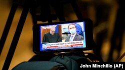 Sebuah video menayangkan putusan bersalah dalam sidang mantan polisi Minneapolis, Derek Chauvin, untuk kasus kematian George Floyd, 20 April 2021. (Foto: AP)