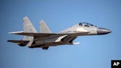 ARHIVA - Kineski avion PLA J-16 (Foto: AP/Taiwan Ministry of Defense)