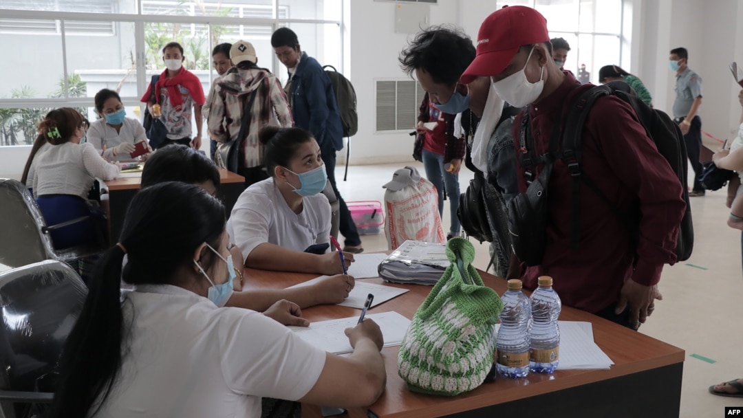 နေရပ်ပြန်လာသူများကို ထိုင်း-မြန်မာနယ်စပ် မြဝတီဂိတ်တွင် တွေ့ရ (သတင်းဓာတ်ပုံ - မတ် ၂၃၊ ၂၀၂၀)
