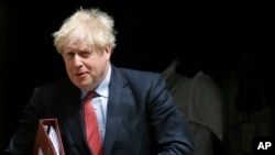 英國首相約翰遜離開唐寧街10號，前往參加每週在議會舉行的首相問答會。(2020年7月15日)