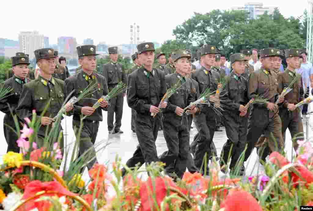 북한 군인들이 광복 72주년을 맞아 김일성·김정일 부자 동상을 헌화하기 위해 평양 만수대 언덕을 찾았다.