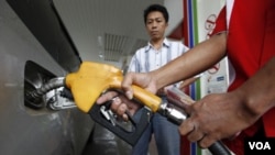 Ilustrasi: Seorang petugas SPBU mengisi bensin sebuah mobil di salah satu pompa bensin di Jakarta (foto: dok).