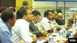 Masyarakat, tokoh, LSM Papua dan Kontras saat melakukan pertemuan dengan Komisi I DPR RI di Jakarta (27/6). Mereka mendesak kinerja pemerintah di Papua terkait keamanan dan penegakan hukum dievaluasi (foto: Fathiyah/VOA). 