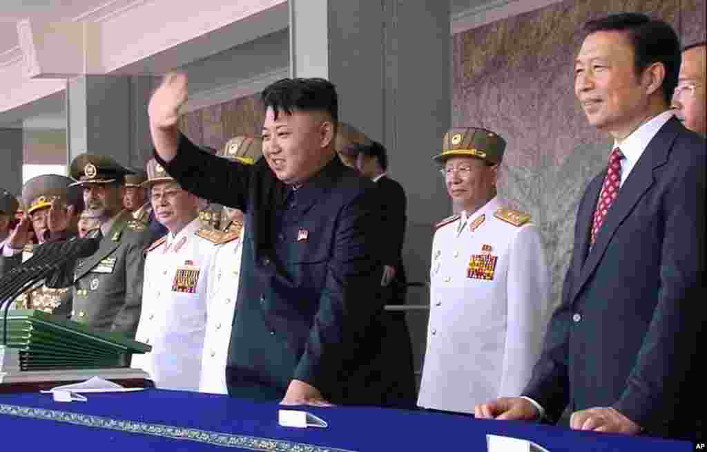 视频截图显示，2013年7月27日，朝鲜领导人金正恩和中国副主席李源潮在平壤纪念朝鲜战争停战60周年的庆典上