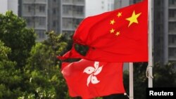 在香港黄大仙区飘扬的一面中国国旗在反送中示威中被烧毁一角。（2019年10月13日）