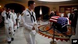 Kadeti američkih mornaričkih "foka" prolaze pored sanduka odajući počast senatoru Džonu Mekejnu, u glavnom gradu Arizone, Feniksu, 29. avgusta 2018.