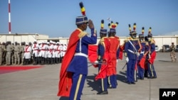 Anggota dari pasukan penjaga presiden berkumpul dalam upacara menandai berakhirnya kehadiran pasukan Prancis di Chad dan di wilayah Sahel, di Pangkalan Udara Adji Kossei di N'Djamena pada 31 Januari 2025. (Foto: AFP/Joris Bolomey)