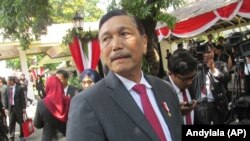 Menteri Koordinator bidang Kemaritiman Luhut Binsar Pandjaitan di kompleks Istana Kepresidenan Jakarta. (Foto: VOA/Andylala).
