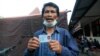 Seniman, salah satu pengungsi erupsi Gunung Semeru, sedang menunjukkan KTP anaknya, Muhammad Hermansyah, yang masih belum ditemukan pasca guguran awan panas Gunung Semeru pada 4 Desember 2021. Foto diambil pada 7 Desember 2021. (Foto: VOA/Indra Yoga)