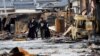 Seniman pernis Jepang Kohei Kirimoto mencari kucingnya yang hilang bersama anggota keluarganya, dekat pasar pagi "Asaichi" yang terbakar akibat kebakaran, di Wajima, Jepang, 4 Januari 2024. (Foto: REUTERS/Kim Kyung- Hoon)