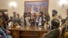 Sejumlah anggota Taliban menguasai istana kepresidenan Afghanistan di Kabul, Afghanistan, setelah Presiden Ashraf Ghani meninggalkan negara itu. (Foto: AP)