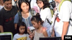 有家長帶同年幼子女參與六四27周年遊行 (美國之音 湯惠芸拍攝)