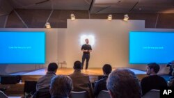 Drew Houston, CEO Dropbox, menjelaskan secara terperinci mengenai bisnis dan produk baru perusahaannya dalam sebuah presentasi Senin, 30 Januari 2017 di San Francisco. (Foto: dok).