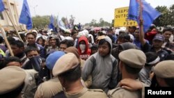 Para pekerja di daerah industri di Tangerang berdemonstrasi menuntut perbaikan upah dan kontrak. (Foto: Reuters)