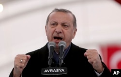 Turkey's President Recep Tayyip Erdogan gestures as he speaks during the opening ceremony of Eurasia Tunnel in Istanbul, Dec, 20, 2016.