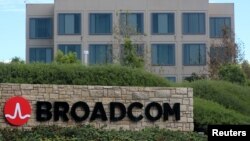 Lambang perusahaan Broadcom Ltd di Irvine, California, 6 November 2017. 