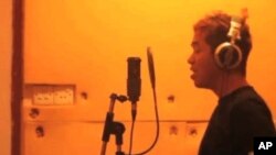 緬甸搖滾樂隊“副作用”的其中一名成員正在錄音室錄音。