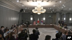 토니 블링컨 미국 국무장관과 정의용 한국 외교장관, 모테기 도시미쓰 일본 외무상이 5일 영국 런던에서 만나 한반도 문제 등 3국간 협력 방안을 논의했다.