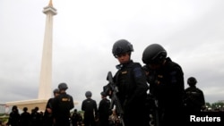 Polisi brigade mobil disiagakan untuk pengamanan menjelang Tahun Baru di Jakarta dan berbagai kota di Indonesia (Foto: Reuters). 