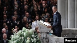 Mantan Presiden AS Barack Obama memberikan kata sambutan dalam kebaktian untuk mantan Senator John McCain di Katedral Nasional di Washington, 1 September 2018.
