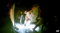 一段视频显示，美国和伊拉克特种部队在伊拉克北部解救被关在伊斯兰国一个监狱里的人质。（2015年10月22日）
