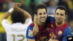 Gelandang Barcelona Cesc Fabregas (tengah) dan Xavi Hernandez dalam pertandingan melawan Real Madrid di Madrid (foto: dok). 
