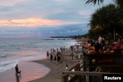 Wisatawan menikmati sunset di Pantai Canggu di tengah pandemi COVID-19 di Bali, 2 Desember 2021. (Foto: REUTERS/Johannes P. Christo)