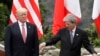 Presiden AS, Donald Trump, kiri, dan PM Italia Paolo Gentiloni berdiri di mimbar selama pengambilan foto bersama di Pertemuan Puncak G7 yang diselenggarakan di Teater Purbakala di Taormina di benteng Taormina, Sisilia, Italia, Jum’at, 26 Mei 2017 (foto: AP Photo/Andrew Medichini)