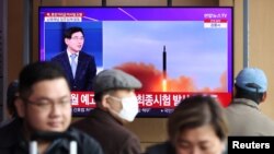 Siaran TV menyiarkan berita tentang aksi Korea Utara yang menembakkan rudal balistik jarak menengah atau lebih, di stasiun kereta api di Seoul, Korea Selatan, 13 April 2023. (Foto: REUTERS/Kim Hong-Ji)