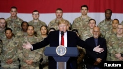 Predsednik Tramp obraća se američkim vojnicima u Bagramu. 