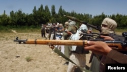 Pasukan Taliban berlatih menembak di lokasi yang disembunyikan di Afghanistan, pada 14 Juli 2009. (Foto: Reuters/Stringer)