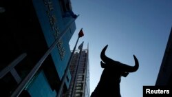 深圳證券交易所外的公牛塑像