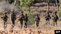 Tentara Israel berpatroli di sekitar posisi di sepanjang perbatasan selatan Israel dengan Jalur Gaza pada 13 Juni 2024 (foto: dok). Pemerintah AS mendesak Israel agar menyelidiki video seorang tentara melakukan pelecehan seks terhadap tahanan Palestina.