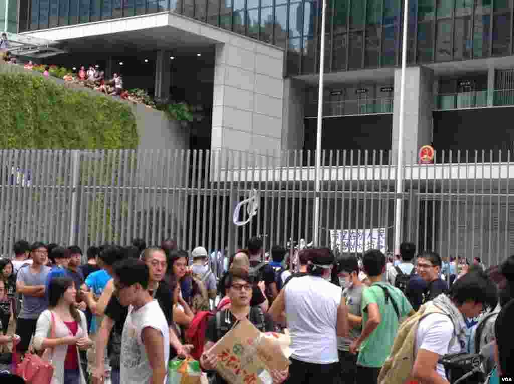 数千香港市民云集政府总部声援被困公民广场学生(美国之音图片/海彦拍摄)