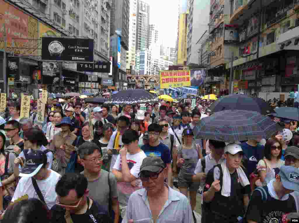 數萬港人參加七一大游行誓言守護香港(美國之音海彥拍攝)