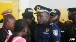 Ba ONG bazali kosenga bosambisami bwa général John Numbi, mpo na liwa ya mobundi ya makoki maboto Floribert Chebeya in January 2010. 