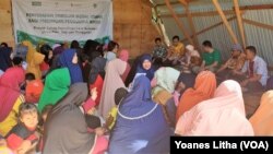 Ilustrasi. Para perempuan pemilik usaha mikro yang terdampak bencana alam dalam kegiatan penyerahan bantuan dana dari YSKK dan Child Fund Internasional di Huntara Duta Indah, Layana Indah, Palu, Kamis, 4 Juli 2019. (Foto:Yoanes Litha/VOA)