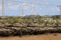 Seorang tentara Israel berjalan di dekat perbatasan dengan Jalur Gaza di Israel selatan, Jumat, 21 Mei 2021. (AP)