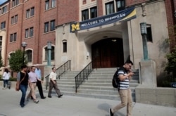 Spanduk "Selamat Datang" terlihat di gedung Universitas Michigan di Ann Arbor, Michigan, AS, 19 September 2018. (Foto: Reuters/Rebecca Cook)