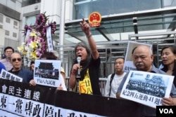 社民連立法會議員梁國雄(舉手者)。（美國之音湯惠芸攝）