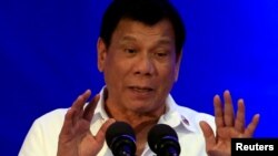 ARSIP - Presiden Filipina Rodrigo Duterte menyampaikan pidato selama ulangtahun berdirinya Biro Investigasi Nasional di markas BNI (14/11/2016). Metro Manila, Filipina. (foto: REUTERS/Romeo Ranoco)