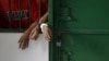 Tangan narapidana terlihat dari dalam sel saat para narapidana menunggu persidangan di Pengadilan Negeri Batam, Kepulauan Riau, 19 Oktober 2015. (Foto: REUTERS/Beawiharta)